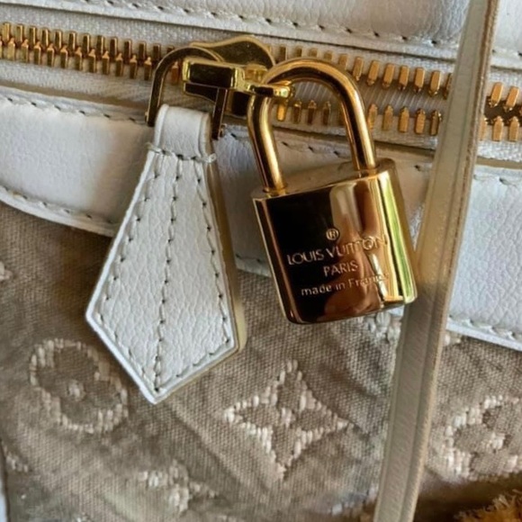 LOUIS VUITTON
Limited Edition White Monogram Sabbia Cabas GM - Picture 3 of 11